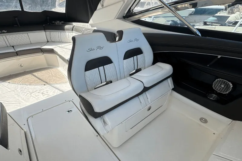 Slide: The Image of Sea Ray SLX 350 Outboard 2017 - 21