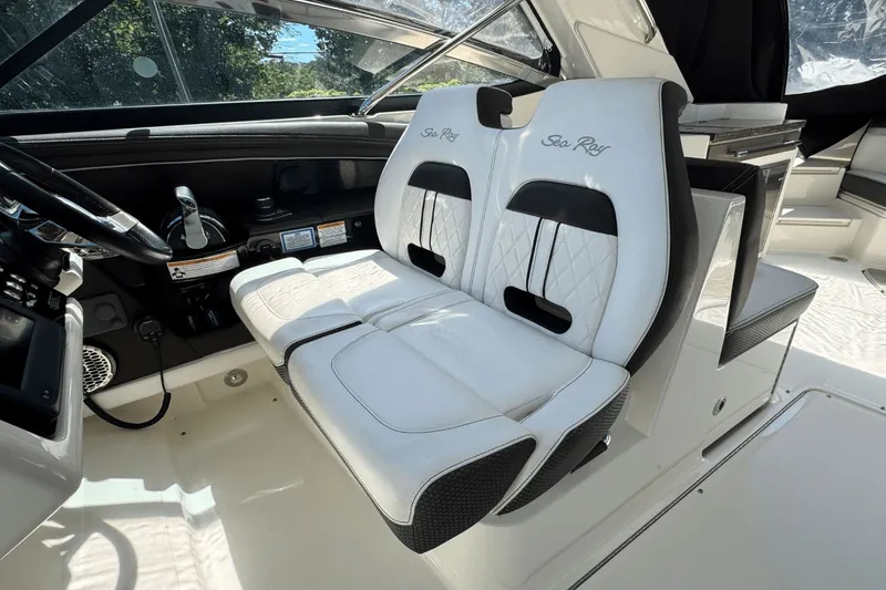 Slide: The Image of Sea Ray SLX 350 Outboard 2017 - 24