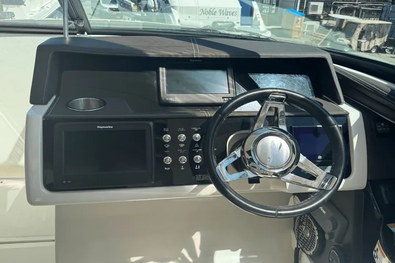 Slide: The Image of Sea Ray SLX 350 Outboard 2017 - 27