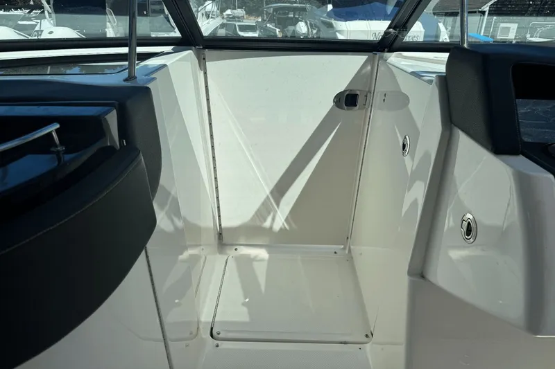 Slide: The Image of Sea Ray SLX 350 Outboard 2017 - 32