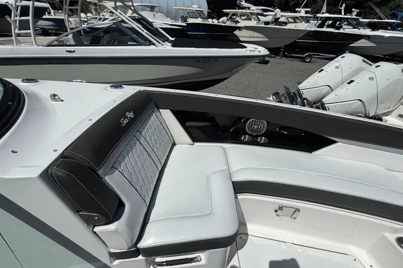 Slide: The Image of Sea Ray SLX 350 Outboard 2017 - 36