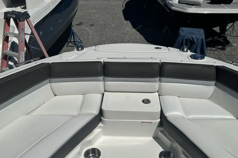 Slide: The Image of Sea Ray SLX 350 Outboard 2017 - 38