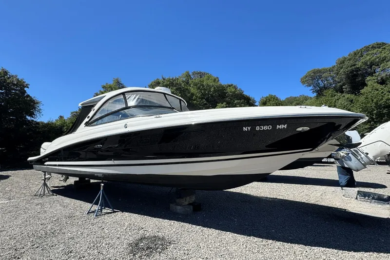 Slide: The Image of Sea Ray SLX 350 Outboard 2017 - 4