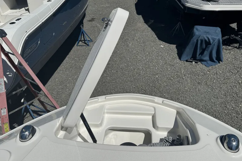 Slide: The Image of Sea Ray SLX 350 Outboard 2017 - 41