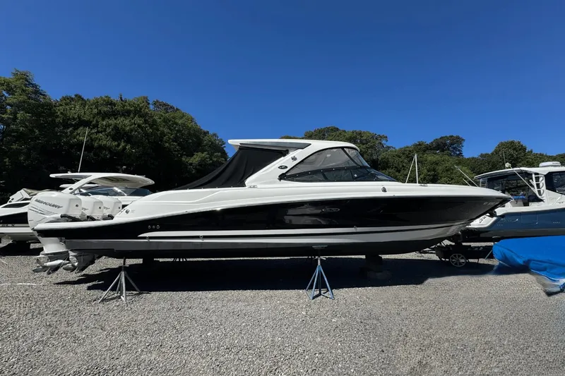 Slide: The Image of Sea Ray SLX 350 Outboard 2017 - 44