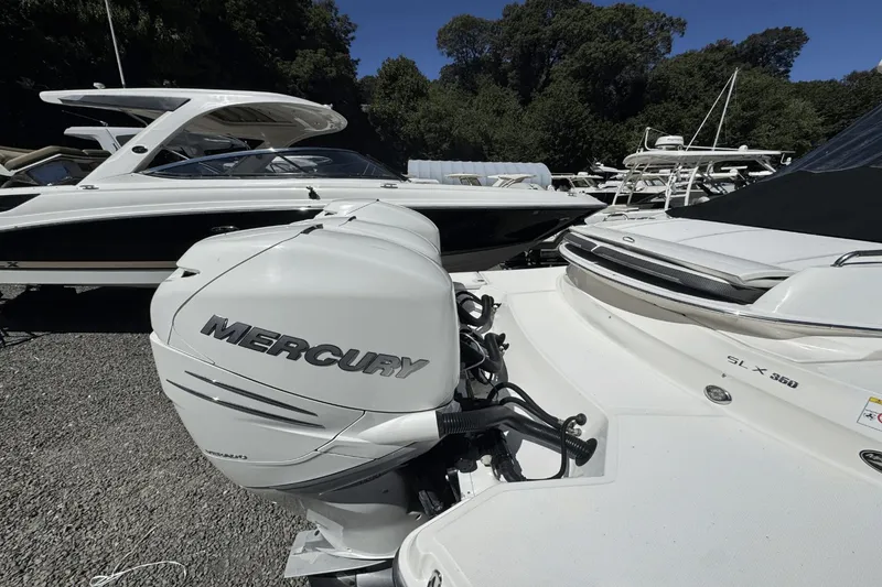 Slide: The Image of Sea Ray SLX 350 Outboard 2017 - 7