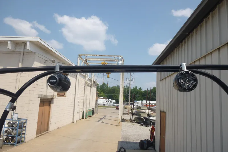 Slide: The Image of Outdoor view of Yamaha Boats 240, 2014 model, featuring mounted speakers. - 19