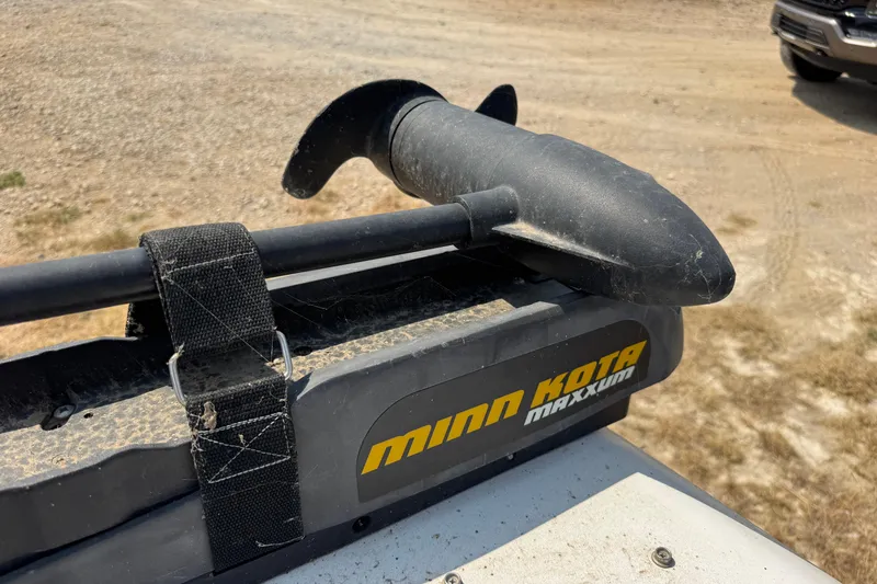 Slide: The Image of Minn Kota Maxxum trolling motor on 2008 Four Winns H203 boat. - 21