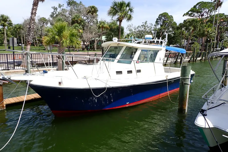 The Image of 2000 Albin 28 Tournament Express boat docked near palm trees. - 0
