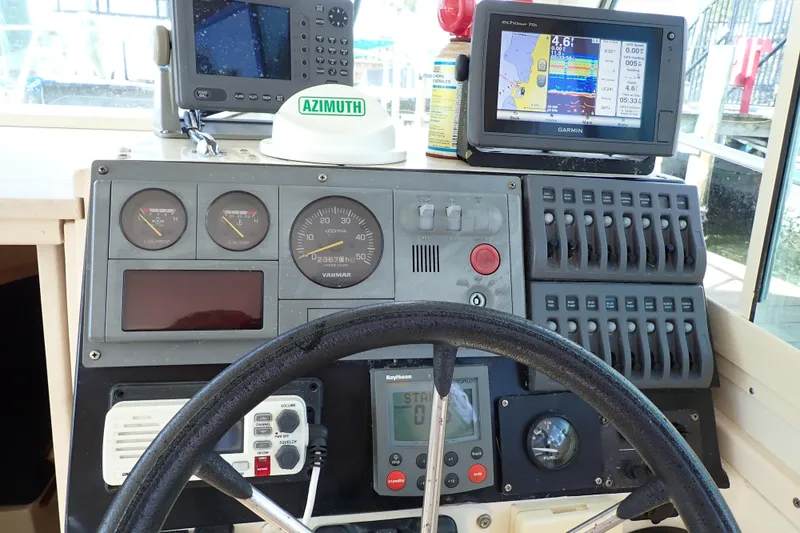 Slide: The Image of Control panel of a 2000 Albin 28 Tournament Express boat with navigation equipment. - 22