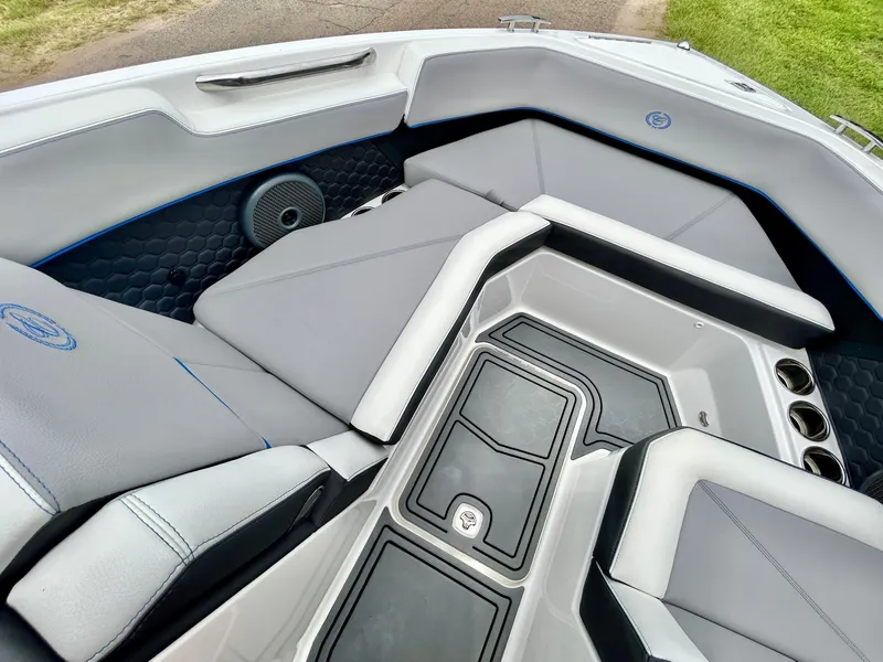 Slide: The Image of Cobalt R6 Surf 2023 - 14