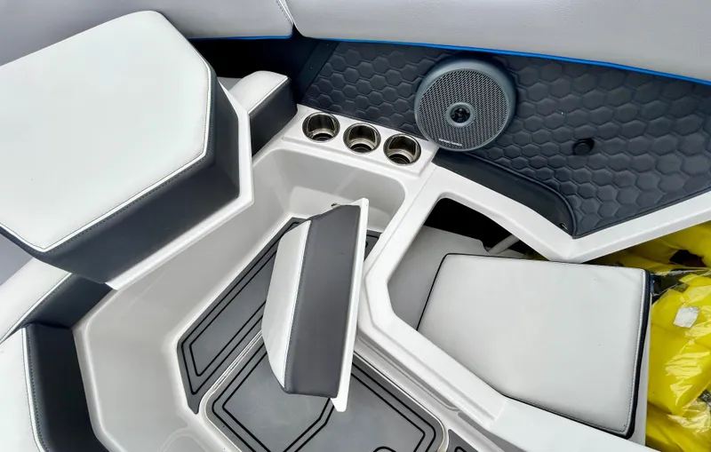 Slide: The Image of Cobalt R6 Surf 2023 - 15