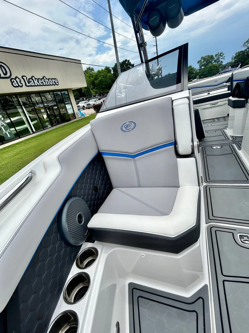 Slide: The Image of Cobalt R6 Surf 2023 - 18