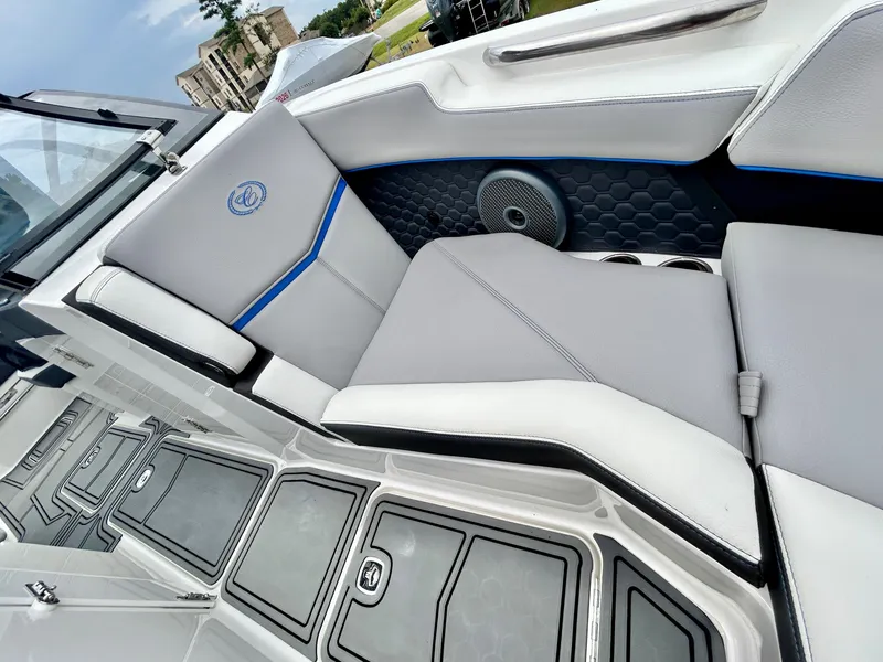 Slide: The Image of Cobalt R6 Surf 2023 - 20