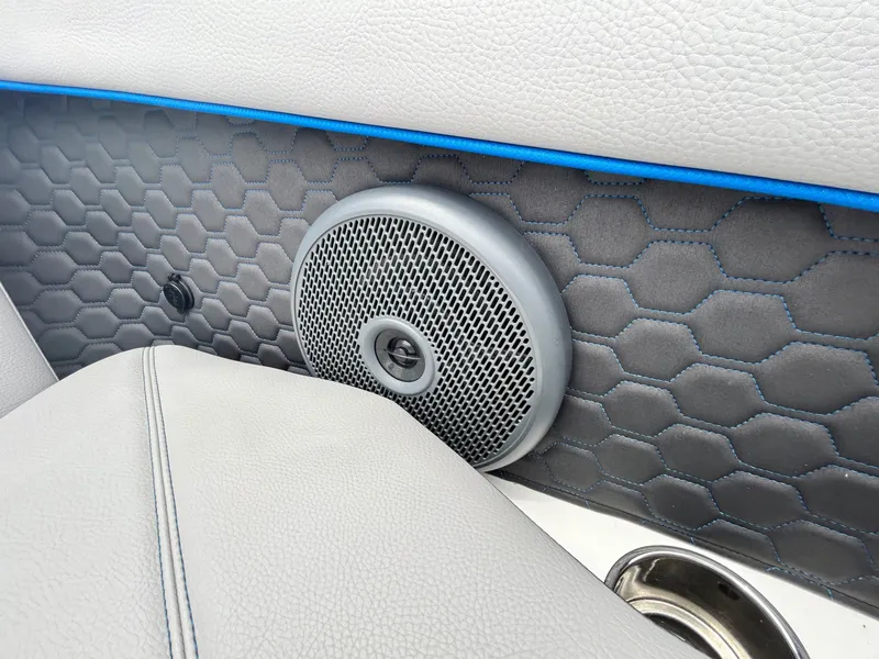 Slide: The Image of Cobalt R6 Surf 2023 - 21