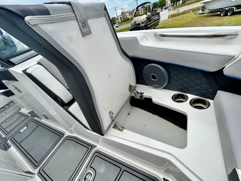 Slide: The Image of Cobalt R6 Surf 2023 - 22