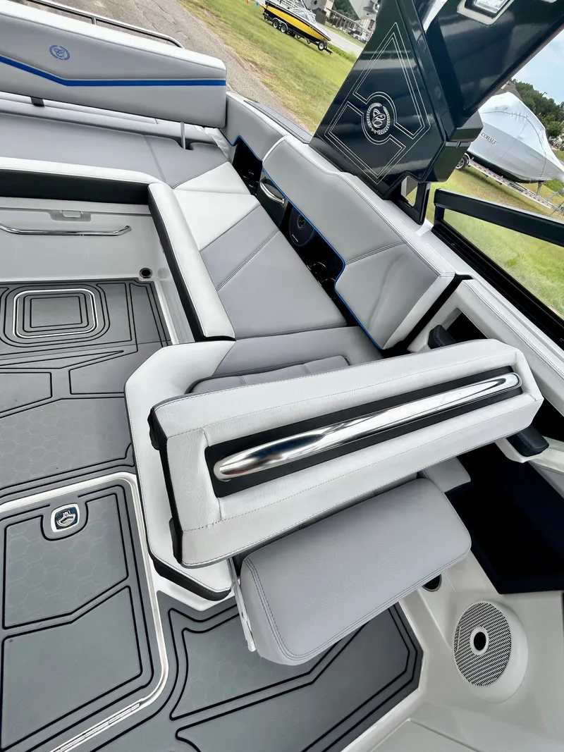 Slide: The Image of Cobalt R6 Surf 2023 - 32