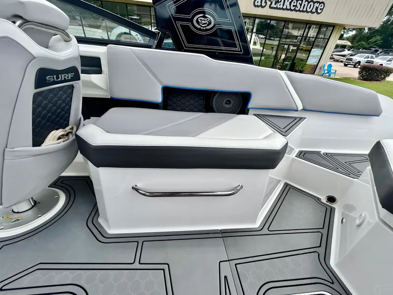 Slide: The Image of Cobalt R6 Surf 2023 - 43