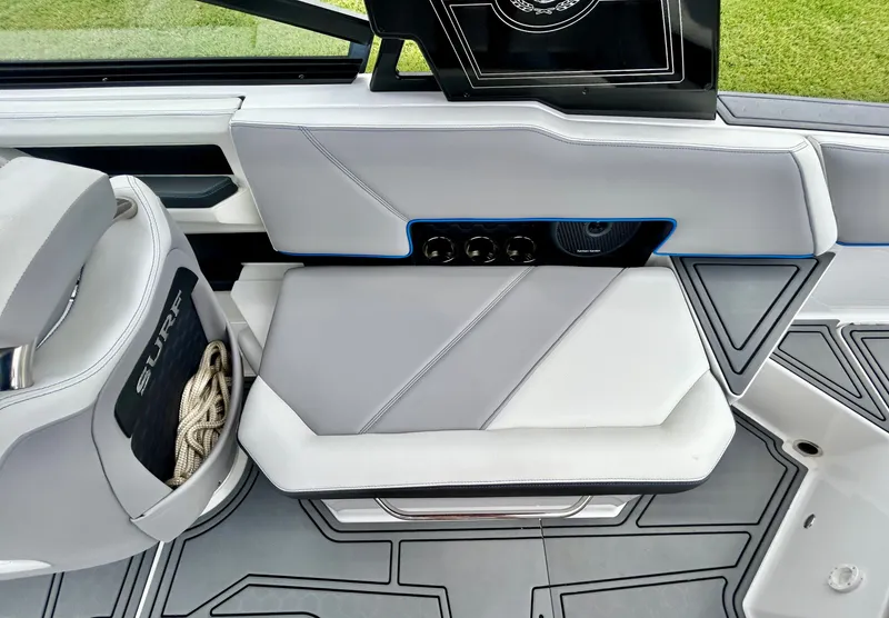 Slide: The Image of Cobalt R6 Surf 2023 - 44