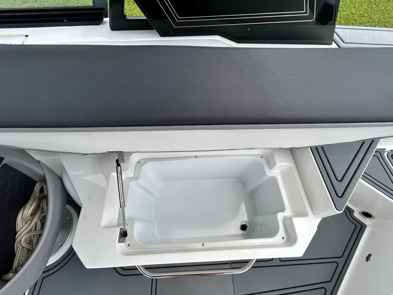 Slide: The Image of Cobalt R6 Surf 2023 - 45