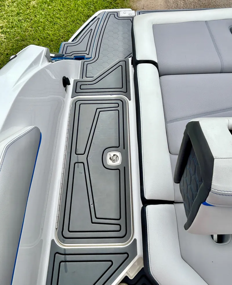 Slide: The Image of Cobalt R6 Surf 2023 - 46