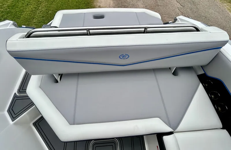 Slide: The Image of Cobalt R6 Surf 2023 - 47