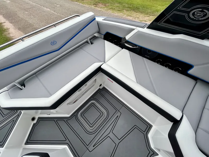 Slide: The Image of Cobalt R6 Surf 2023 - 52