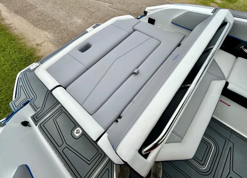 Slide: The Image of Cobalt R6 Surf 2023 - 59