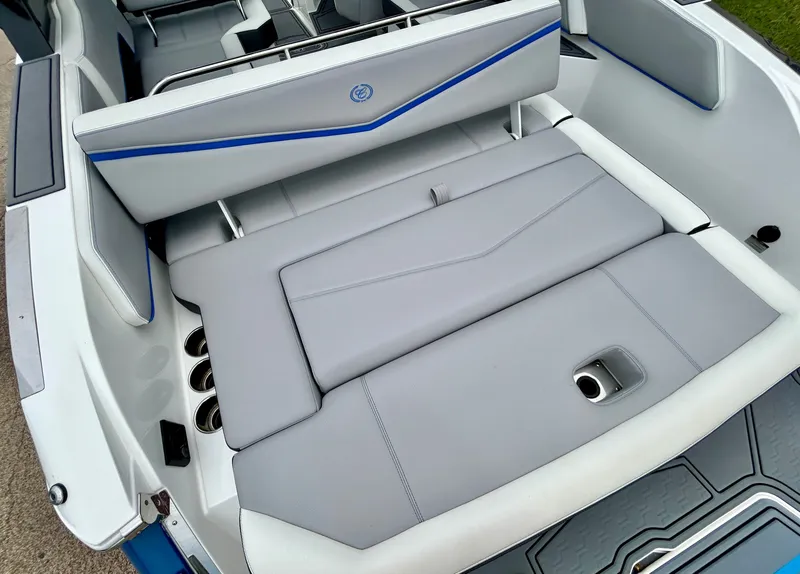 Slide: The Image of Cobalt R6 Surf 2023 - 60