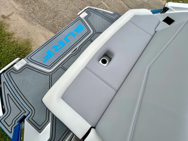 Slide: The Image of Cobalt R6 Surf 2023 - 62