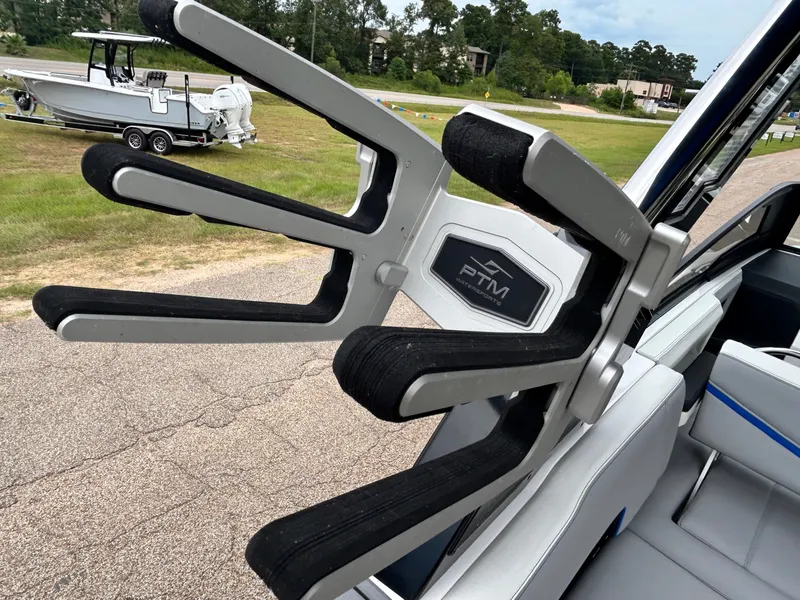 Slide: The Image of Cobalt R6 Surf 2023 - 65