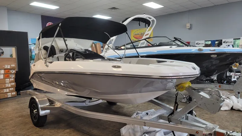 Slide: The Image of Scarab 165 SE 2026 - 19