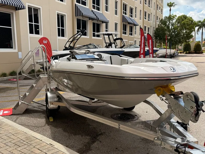 Slide: The Image of Scarab 165 SE 2026 - 3