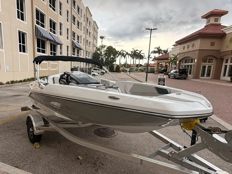 Slide: The Image of Scarab 165 SE 2026 - 8