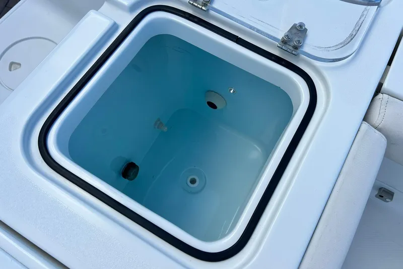 Slide: The Image of Livewell on 2019 Sea Hunt Gamefish 27 Forward Seating boat, open lid view. - 46