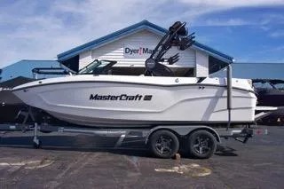 The Image of 2025 MasterCraft XT20 boat on trailer outside dealership. - 0