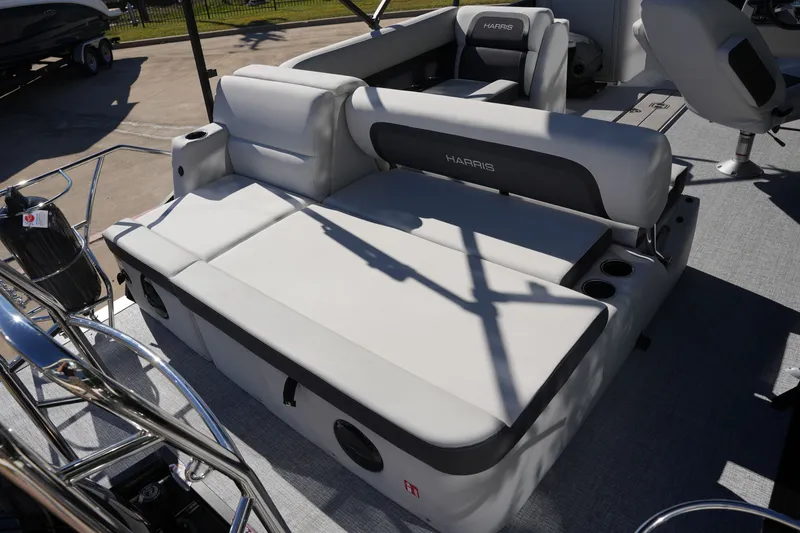 Slide: The Image of Harris Cruiser 210 2026 - 13