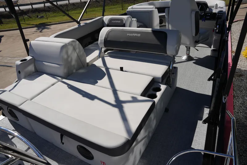 Slide: The Image of Harris Cruiser 210 2026 - 14