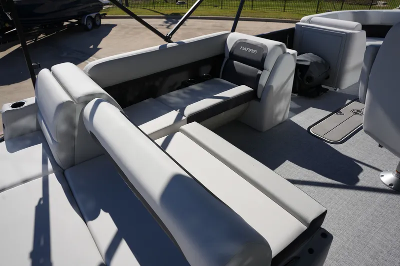 Slide: The Image of Harris Cruiser 210 2026 - 16
