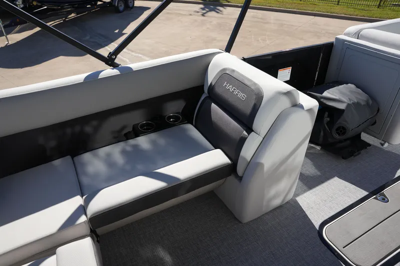 Slide: The Image of Harris Cruiser 210 2026 - 17