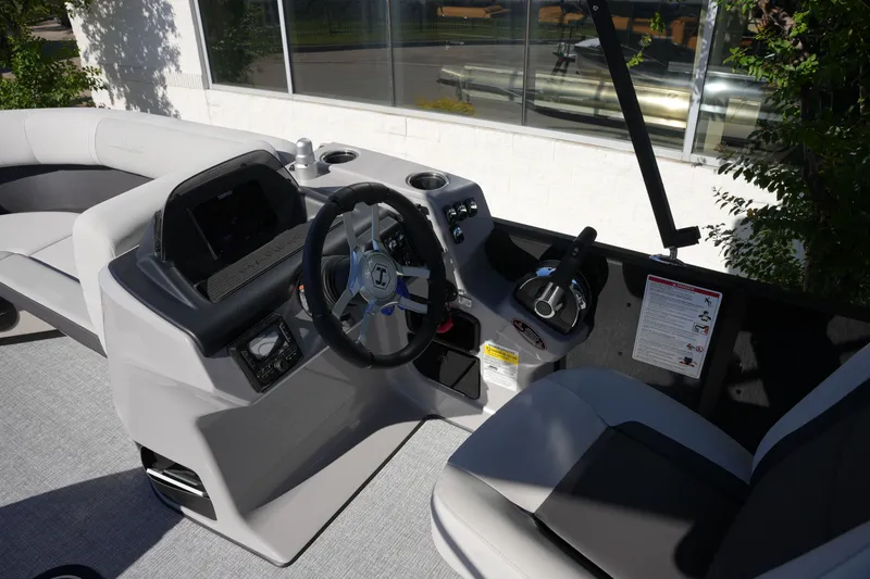 Slide: The Image of Harris Cruiser 210 2026 - 22