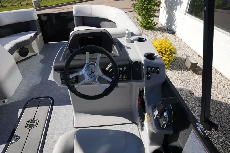 Slide: The Image of Harris Cruiser 210 2026 - 24
