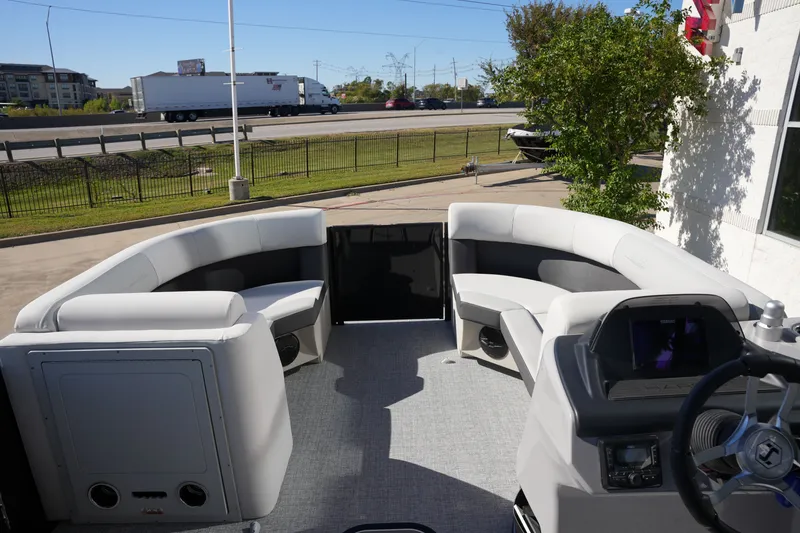 Slide: The Image of Harris Cruiser 210 2026 - 28