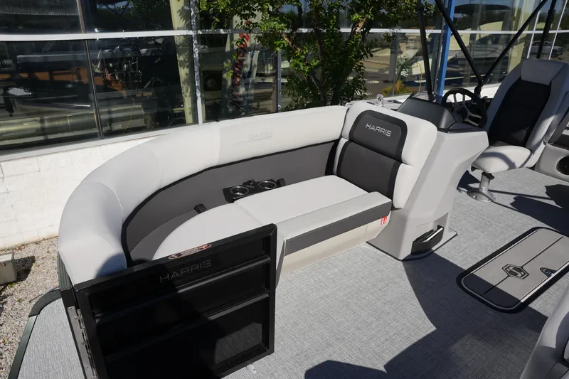 Slide: The Image of Harris Cruiser 210 2026 - 29
