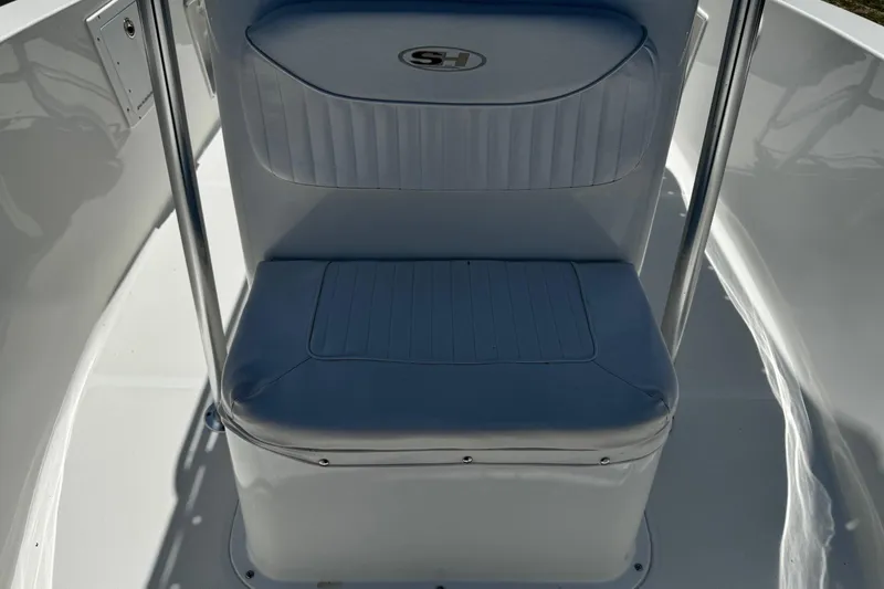 Slide: The Image of 2008 Sea Hunt 220 Triton boat seat with SH logo, white upholstery. - 16