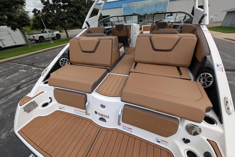 Slide: The Image of 2024 Yamaha Boats 252SE with luxurious tan seating and sleek design. - 15