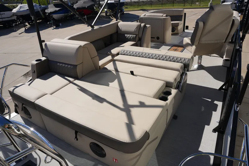 Slide: The Image of Harris Cruiser 210 2026 - 15