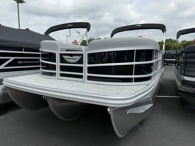 The Image of Bennington M Swingback 24 MSB Tritoon 2026 - 1