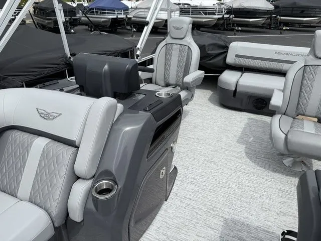 Slide: The Image of Bennington M Swingback 24 MSB Tritoon 2026 - 10