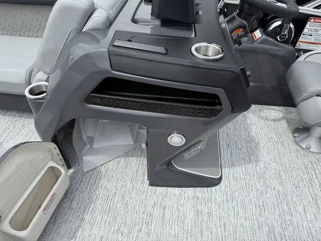 Slide: The Image of Bennington M Swingback 24 MSB Tritoon 2026 - 12